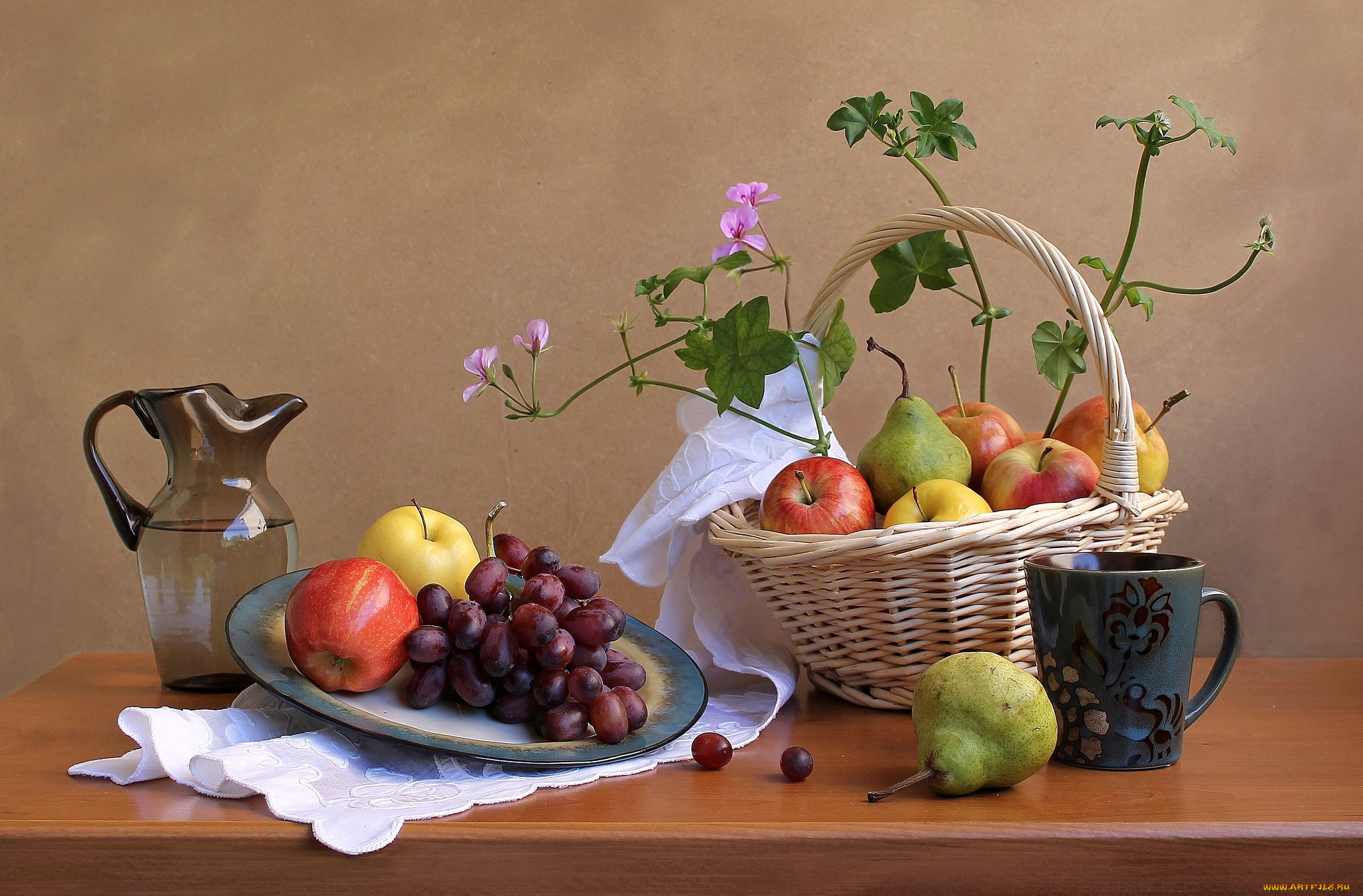 Натюрморт с цветами и фруктами и посудой